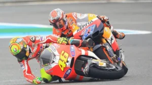 Momen Rivalitas Casey Stoner dan Valentino Rossi di MotoGP, “Ambisimu Mengalahkan Bakatmu”