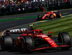 Carlos Sainz Memanfaatkan DNF Max Verstappen untuk Raih Kemenangan Australia